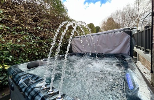 Murthly Casa | Gilmore House - 5 bedroom Victorian home with hot tub