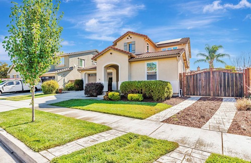 Gilroy Casa | Gilroy Oasis: Spacious 5-bedroom house in charming Gilroy