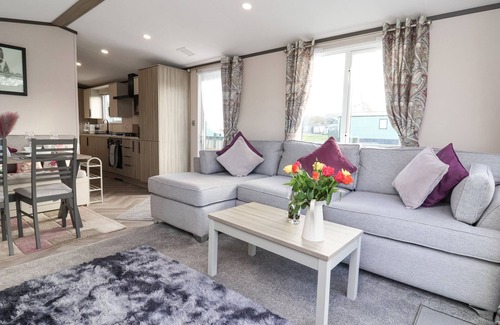 West Heslerton Cabaña | GINGER FOX LODGE, pet friendly, with hot tub in Cayton
