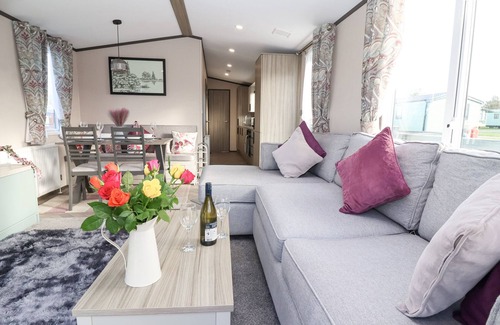 West Heslerton Cabaña | GINGER FOX LODGE, pet friendly, with hot tub in Cayton