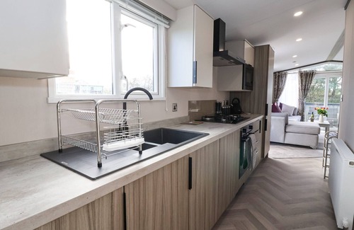 West Heslerton Cabaña | GINGER FOX LODGE, pet friendly, with hot tub in Cayton