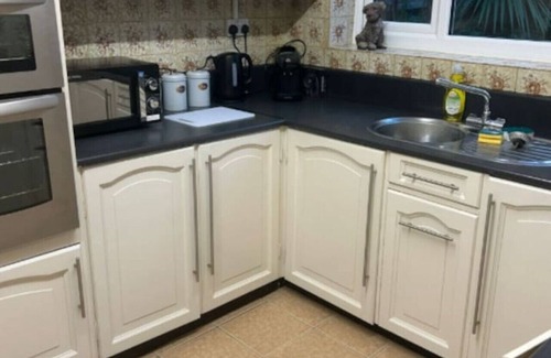 Ipswich Casa | Gippeswyk Home: 6BR 2BATH Perfect for Contractors