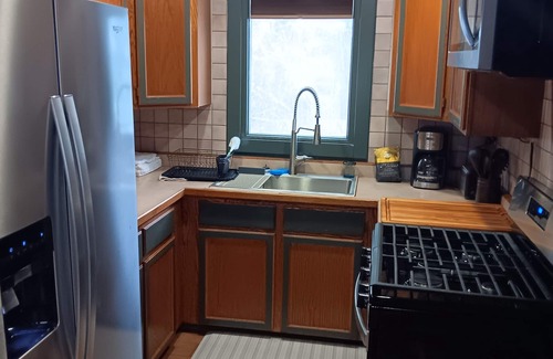 Alyeska Cabina | Girdwood ski cabin. Wild Iris Chalet .5 miles from daylodge.