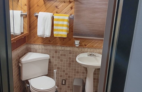 Alyeska Cabina | Girdwood ski cabin. Wild Iris Chalet .5 miles from daylodge.