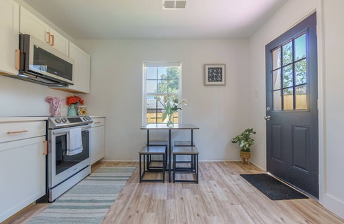 University District Casa | Girls Just Want To Have Fun: Girly Getaway! Luxe + Spacious 2 BR FENCED YARD