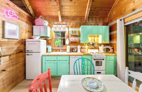 Gatlinburg - Pigeon Forge Cabina | Girls' Trip Cabin for 6 w/Hot Tub & Fire Pit!