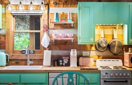Gatlinburg - Pigeon Forge Cabina | Girls' Trip Cabin for 6 w/Hot Tub & Fire Pit!