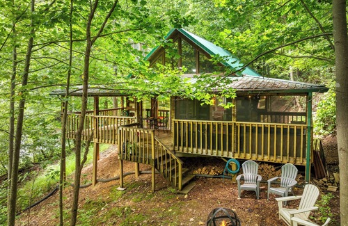 Gatlinburg - Pigeon Forge Cabina | Girls' Trip Cabin for 6 w/Hot Tub & Fire Pit!
