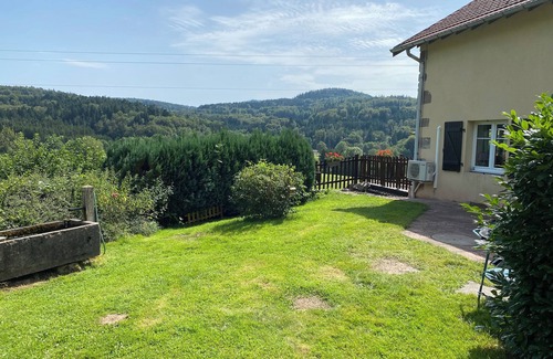 La Chapelle-devant-Bruyeres Apartamento | Gîte (2) in an old farmhouse surrounded by nature