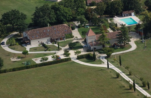 Monflanquin Casa | Gîte 3 "Le Coin" con aire acondicionado y una gran piscina / terraza con vistas a Bastide
