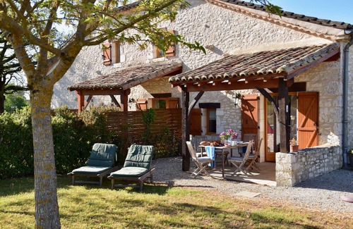 Monflanquin Casa | Gîte 3 "Le Coin" con aire acondicionado y una gran piscina / terraza con vistas a Bastide