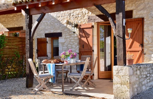 Monflanquin Casa | Gîte 3 "Le Coin" con aire acondicionado y una gran piscina / terraza con vistas a Bastide
