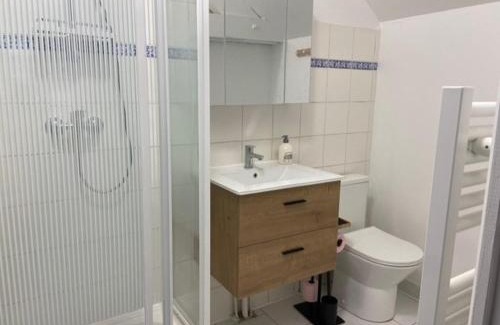 Saint-Quentin-des-Pres Apartamento | gite 4 chambres avec salle de douche et WC privative