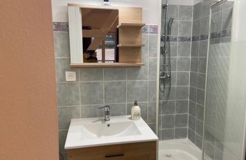 Saint-Quentin-des-Pres Apartamento | gite 4 chambres avec salle de douche et WC privative