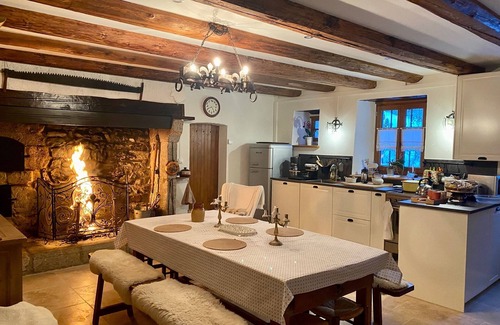 Fayet-Ronaye Casa | Gite 4⭐️en Auvergne, in the heart of nature, linen included, sleeps 12