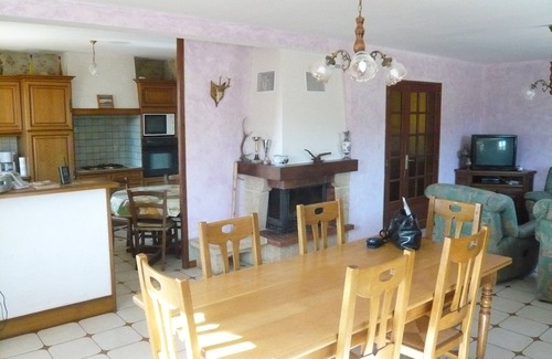 Fraissinet-de-Lozere Casa | Gîte du Serre una casa en el campo para familia numerosa