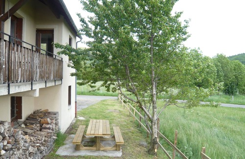 Fraissinet-de-Lozere Casa | Gîte du Serre una casa en el campo para familia numerosa