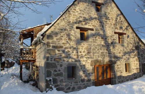 Saint-Sauves-d'Auvergne Cabaña | Gîte for 3 to 5 people in the heart of the Auvergne volcanoes