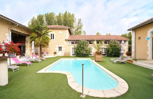 Saint-Sulpice-de-Roumagnac Casa | Gîte 'Le Pigeonnier' con piscina compartida, terraza privada y Wi-Fi