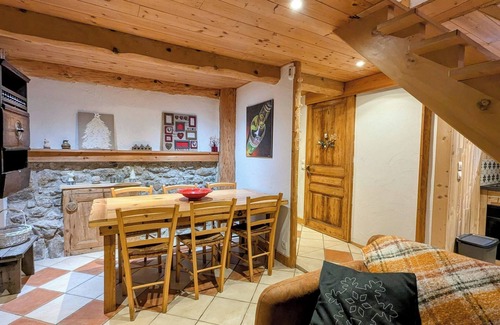Saint-Pierre-d'Entremont Cabaña | Casita de campo 'Au Chalet Du Planolet' con vistas a la montaña, terraza y jardín