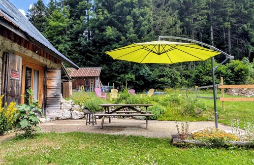 Saint-Pierre-d'Entremont Cabaña | Casita de campo 'Au Chalet Du Planolet' con vistas a la montaña, terraza y jardín