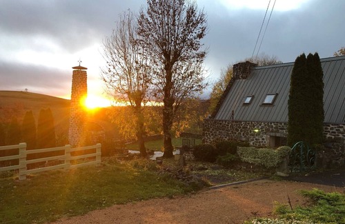 Saint-Alyre-es-Montagne Casa | Casa rural de 100 m2 frente a la piscina.