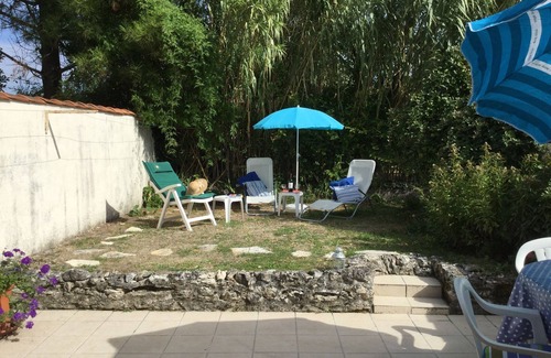 Saint-Fort-sur-Gironde Cabaña | Casa rural en Quiet Hilltop Hamlet - Un área de viñedos con impresionantes vistas