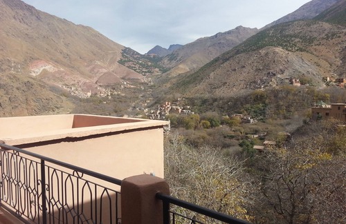 Azrar Casa | la ubicación del sitio casa panorama es la ciudad imlil en el Alto Atlas. Propietario de la familia bereber.