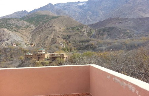 Azrar Casa | la ubicación del sitio casa panorama es la ciudad imlil en el Alto Atlas. Propietario de la familia bereber.