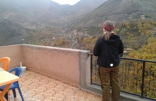 Azrar Casa | la ubicación del sitio casa panorama es la ciudad imlil en el Alto Atlas. Propietario de la familia bereber.