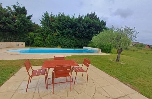 Fontaine-le-Comte Casa | Gîte Jumapi family house with swimming pool