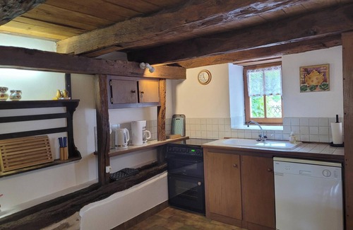 Saint-Saud-Lacoussiere Casa | Gite La Cave; stylish and comfortable countryside house