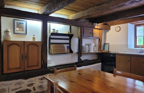 Saint-Saud-Lacoussiere Casa | Gite La Cave; stylish and comfortable countryside house