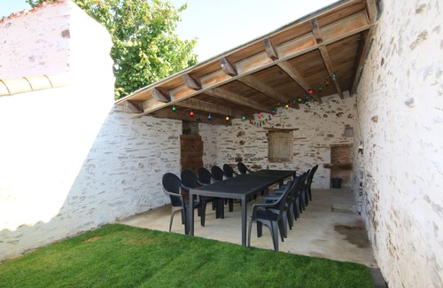 Chavagnes-en-Paillers Casa | Gîte La Morinière with its terrace and enclosed garden without any vis-à-vis.