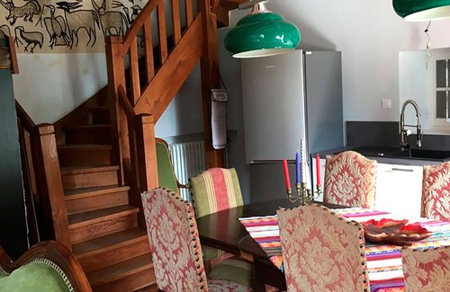 Francueil Casa | La casa del mundo con piscina compartida, WIFI & BBQ
