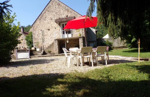 Magny Casa | Meluzine tranquila con vistas y un sonido hermoso y relajante: el río.