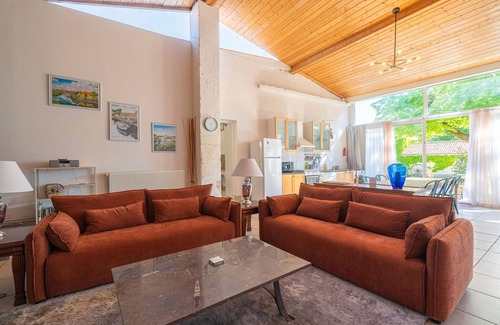 Saint-Romain-de-Benet Cabaña | Casita de campo 'Gîte Le Sun House' con piscina compartida, terraza privada y Wi-Fi