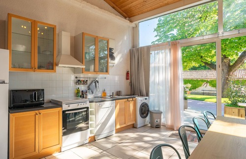 Saint-Romain-de-Benet Cabaña | Casita de campo 'Gîte Le Sun House' con piscina compartida, terraza privada y Wi-Fi