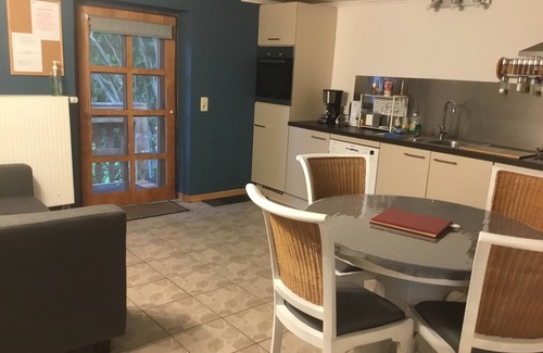 Vaux-sur-Sure Apartamento | Gîte Les 7 Frênes-La calidez de la madera y la piedra para una estancia auténtica