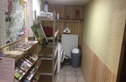 Vaux-sur-Sure Apartamento | Gîte Les 7 Frênes-La calidez de la madera y la piedra para una estancia auténtica