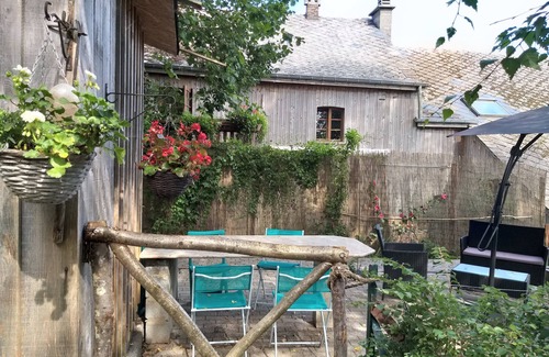 Vaux-sur-Sure Apartamento | Gîte Les 7 Frênes-La calidez de la madera y la piedra para una estancia auténtica