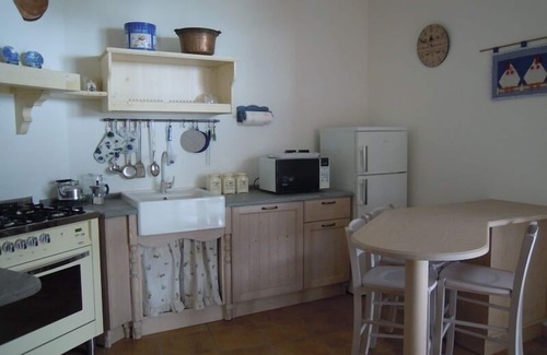 San Secondo di Pinerolo Casa | Casa rural en la colina, para vivir en cualquier época del año, con piscina durante el verano.