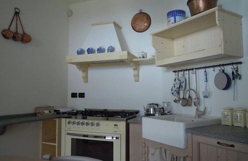 San Secondo di Pinerolo Casa | Casa rural en la colina, para vivir en cualquier época del año, con piscina durante el verano.