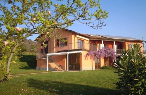 San Secondo di Pinerolo Casa | Casa rural en la colina, para vivir en cualquier época del año, con piscina durante el verano.