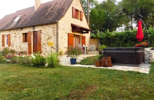 Frayssinet-le-Gelat Casa | Casa rural al borde del bosque, casa con jacuzzi.