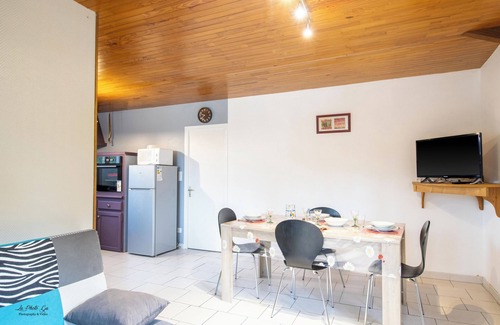 Montignac Casa | Gîte Prairie – Encanto y Tranquilidad en el Périgord Noir, Piscina Compartida, Terraza y Naturaleza