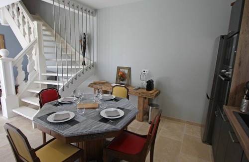 Removille Cabaña | Casita acogedora con terraza, jardín y barbacoa, cerca de sitios históricos