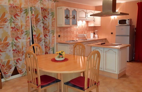 Argeles-sur-Mer Villa | Gite saint julien con terraza en la planta baja con piscina y juegos.