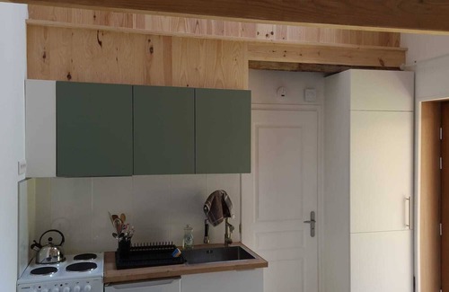 Loubressac Apartamento | Gîte/Studio sleeps 2 with enclosed garden (pets welcome) and large shower.