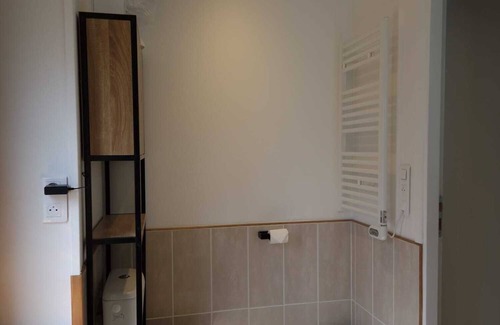 Loubressac Apartamento | Gîte/Studio sleeps 2 with enclosed garden (pets welcome) and large shower.